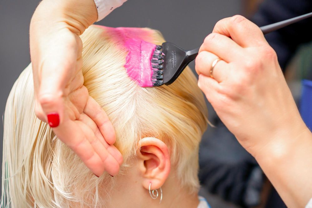 Capelli decolorati tra la moda e il danno dei capelli
